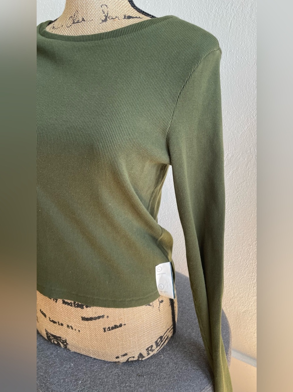 NEW! Universal Thread olive green long ribbed sleeve top in size - Picture 3 of 8